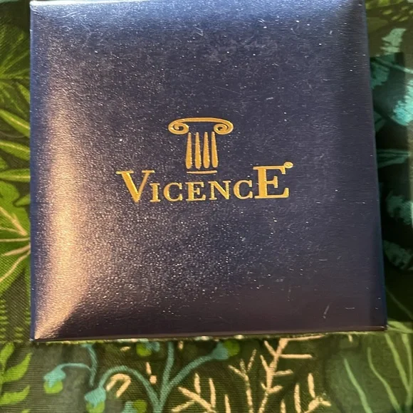 Vicence ladies watch with a 14K white gold bezel